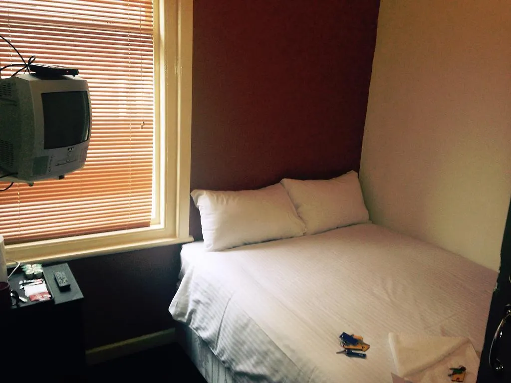 Peek-A-Booze - Budget Hotel - Adults Only Μπλάκπουλ 2*,